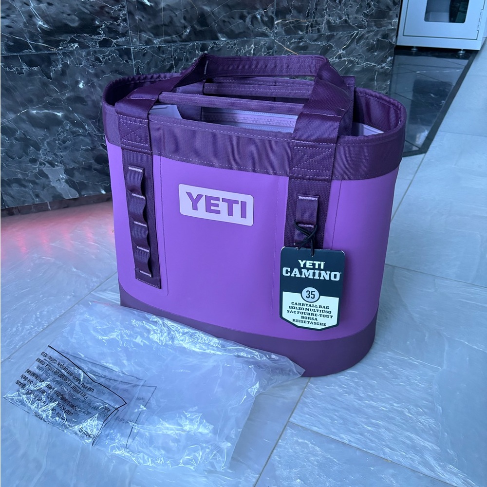 BNWT YETI CAMINO
35 CARRYALL TOTE BAG